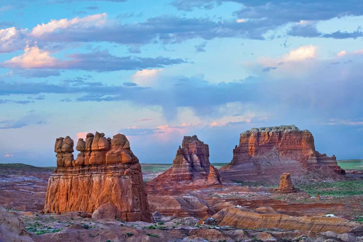 Eroded Buttes In Desert, Bryce Canyon National Park, Utah