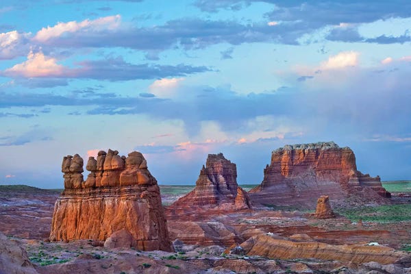 Eroded Buttes In Desert, Bryce Canyon National Park, Utah