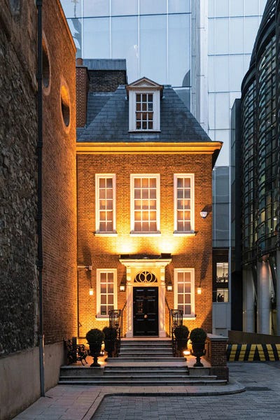 London: Lighting House In The City by The Urbanteller