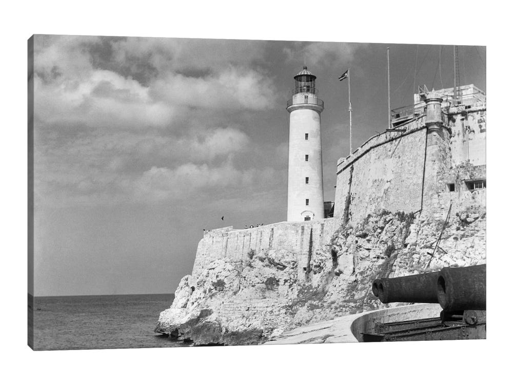 El Morro spanish fortress with lighthouse, cannons and cuban flag in th  foreground, with sea in the background, Havana, Cuba 18835008 Stock Photo  at Vecteezy