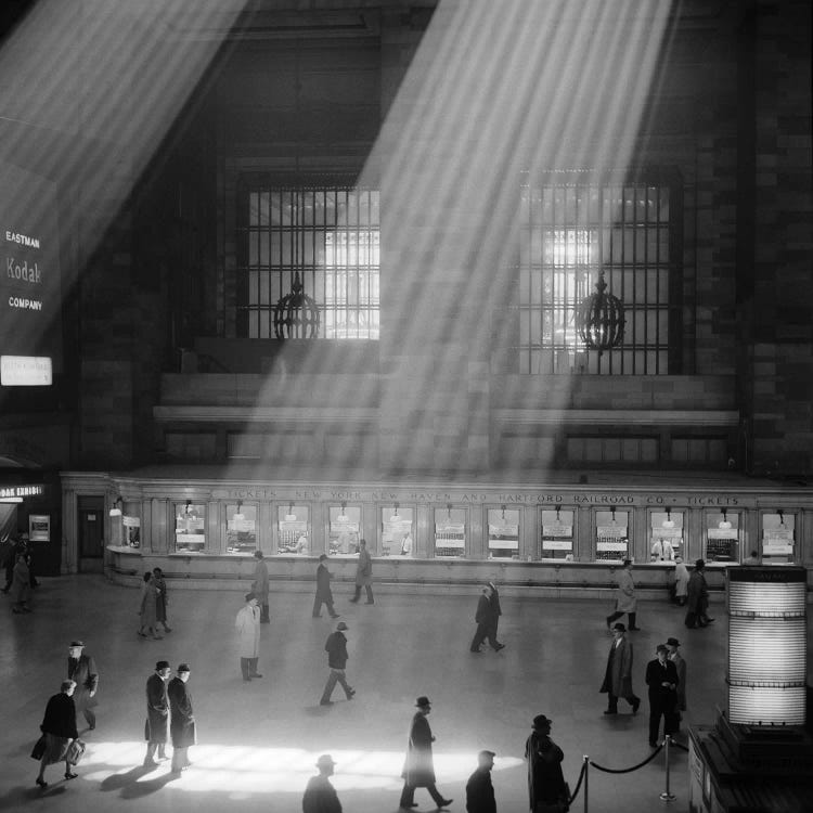 1960s Crowd Walking Through Sunbeams In The Magnificent Dramatic Poetic Cavernous Atrium Of Grand Central Station NYC USA